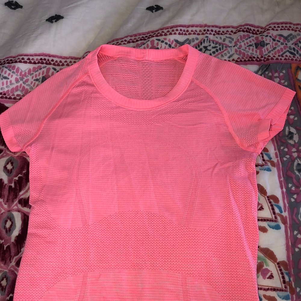 LULULEMON SIZE 4 TOP